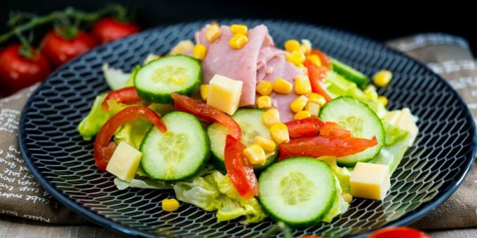Salad with ham, bell pepper and cheese