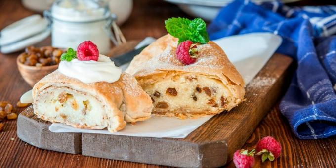 Strudel with cottage cheese and raisins