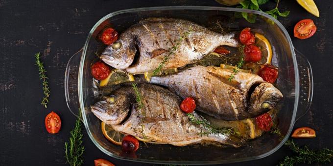 Dorado baked in the oven with tomatoes