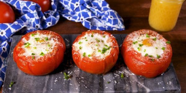 How to cook eggs in the oven: Baked eggs in the basket of tomatoes