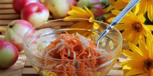 Artichoke recipes: Sweet salad with Jerusalem artichoke, apple and carrot