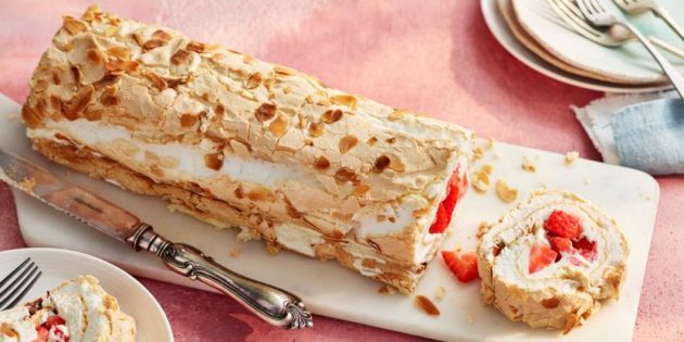 Merengovy roulade with strawberries