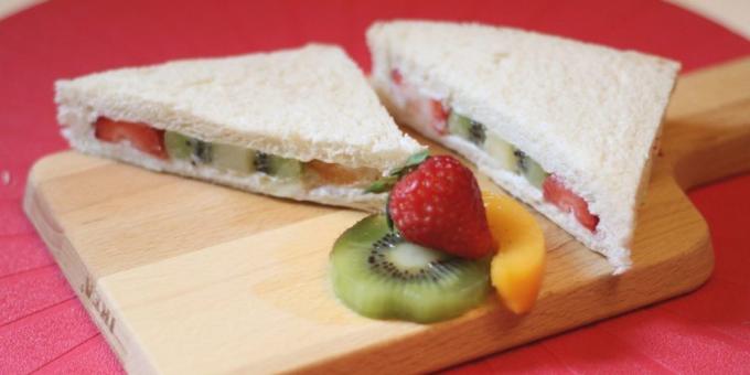 Recipes: Sandwich with whipped cream, fruit and berries
