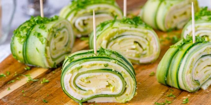 Cucumber rolls with ham, cheese and avocado