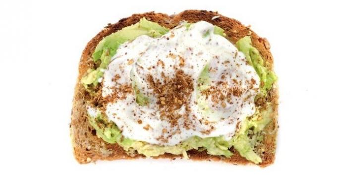 toast with avocado, yogurt and oregano