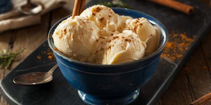 Condensed milk ice cream with cinnamon