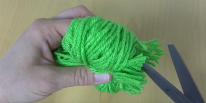 How to make a pompom: cut the threads