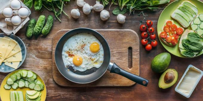 Fried eggs with cheese and pickles