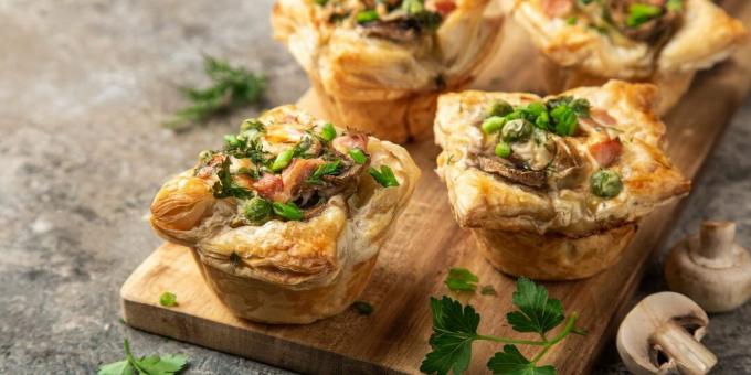 Instead of tartlets for the holiday. Puff pastry baskets with ham and mushrooms