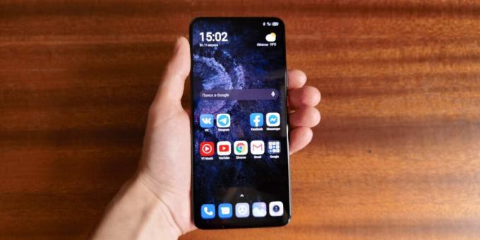 Xiaomi Poco F2 Pro is clearly not designed for owners of small palms