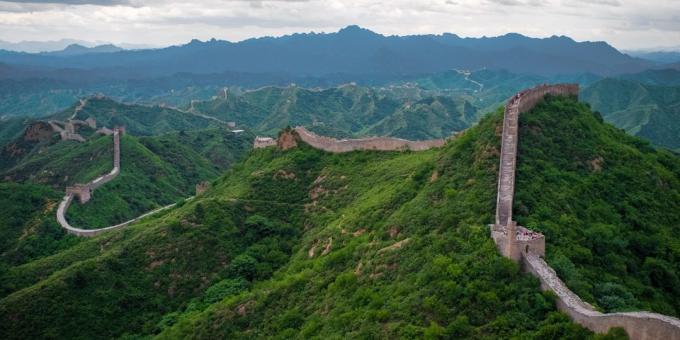 Asian territory is not in vain attract tourists: the Great Wall, China