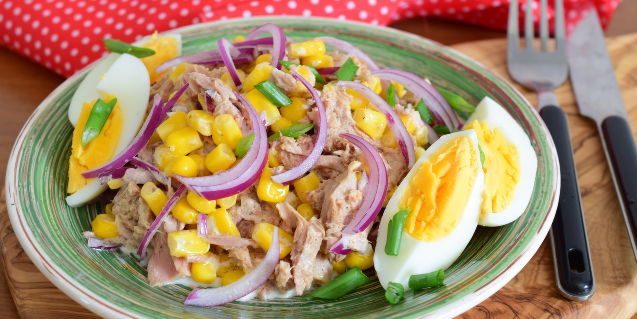 Salad with tuna, corn and eggs