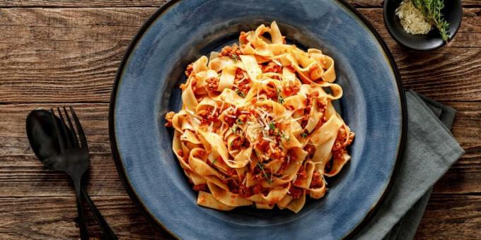 Bolognese pasta with beef and wine