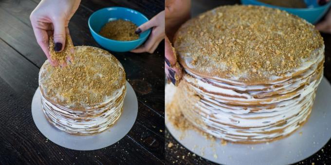 Recipe cake "Honey Cake": The remaining cake grind into crumbs and sprinkle her cake.