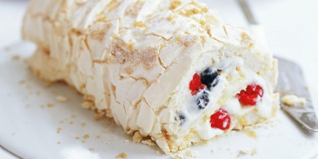 Merengovy roll with berries