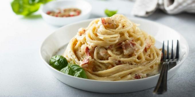 Carbonara pasta with cream cheese and bacon