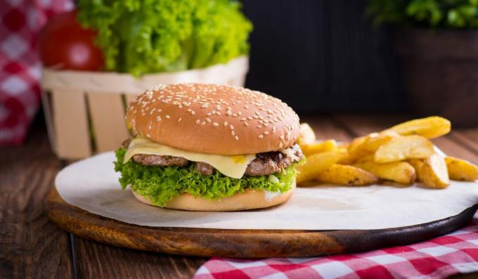 Simple Cheeseburger with Beef Cutlet