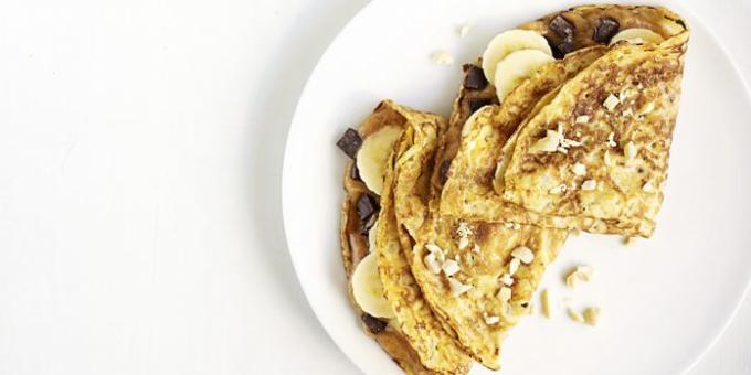Toppings for pancakes: with peanut butter and banana