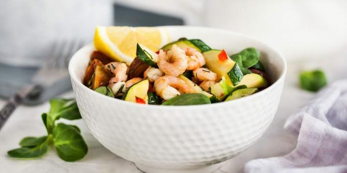 Salad with shrimps, zucchini and tomatoes