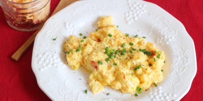 Egg dishes: scrambled eggs