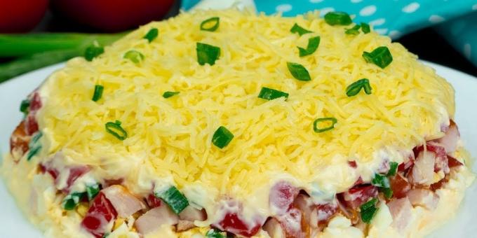 Salad with smoked chicken, tomatoes and cheese: easy recipe