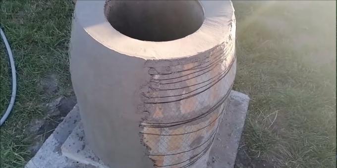 Wrap the tandoor with reinforcing mesh and plaster