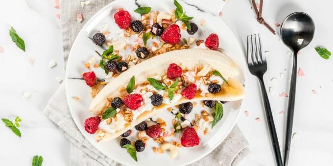 Banana split with cottage cheese