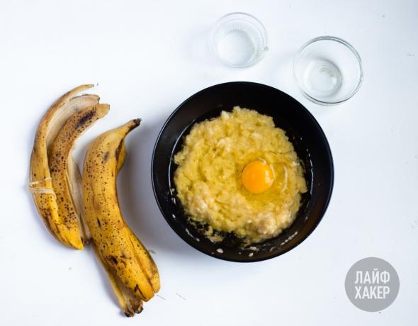 Banana Bread: rub the banana, add egg and oil