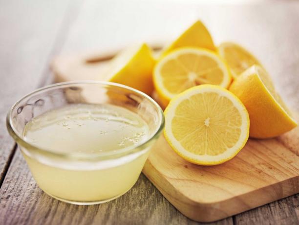 Lemon water against stains in the microwave