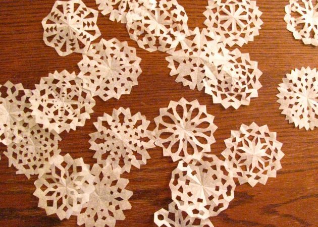 Decorate a Christmas tree: Snowflake made of paper