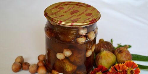 Fig jam with nuts