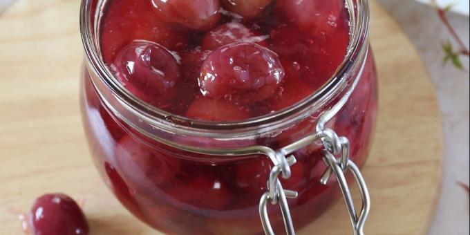 Grape jam with mint and lime
