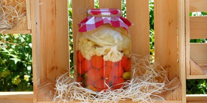 Assorted vegetables with two types of cabbage for the winter