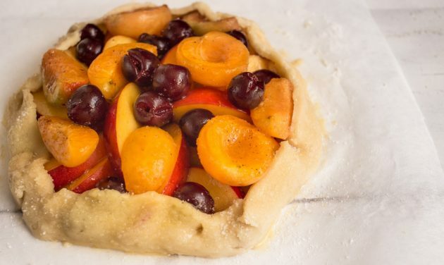 Shortbread biscuit with berries and fruits: brush the edges with an egg and sprinkle with a pinch of sugar