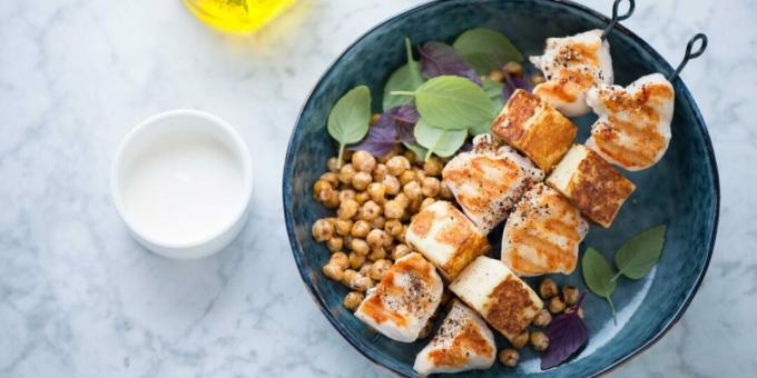 Chicken skewers with halloumi