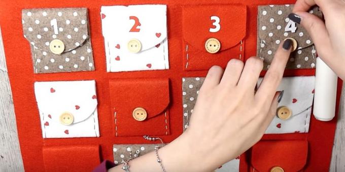 Advent calendar with your own hands: Glue the flaps on the pockets and buttons and figures