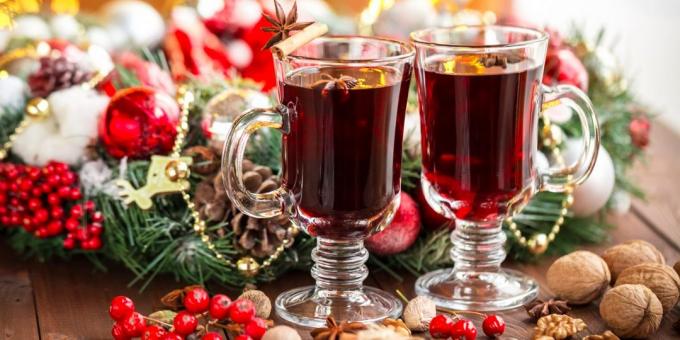 Non-alcoholic mulled wine on a grape and cranberry juice with orange: easy recipe