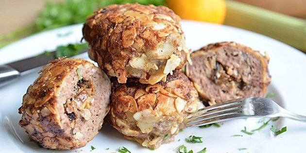 Meat patties with mushrooms and Camembert
