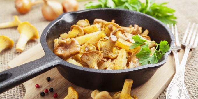 Fried potatoes with chanterelles and onions