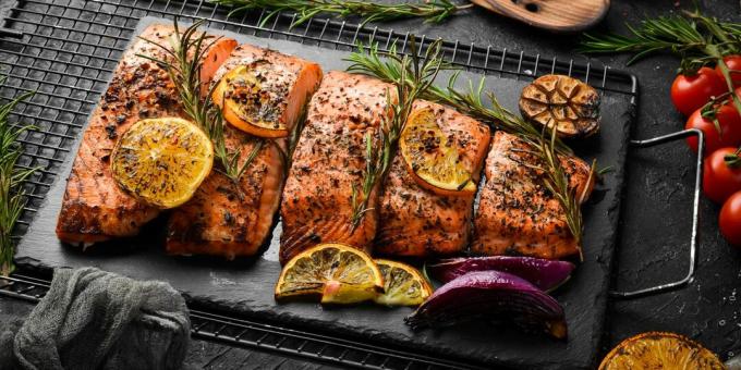 Salmon baked with lemon and rosemary
