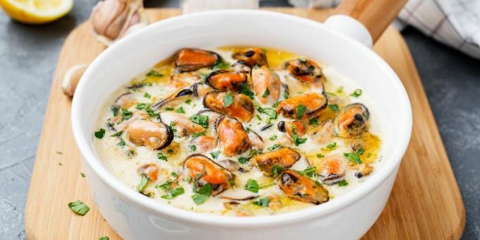 Mussels in garlic and sour cream sauce