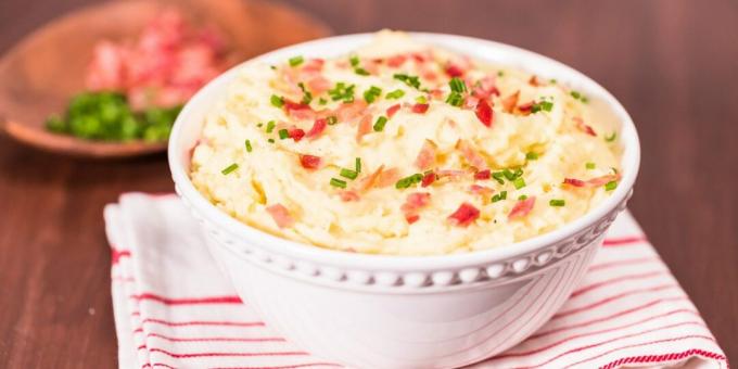 Mashed potatoes with cheese, bacon and sour cream