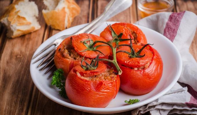 Baked tomatoes stuffed with meat and rice