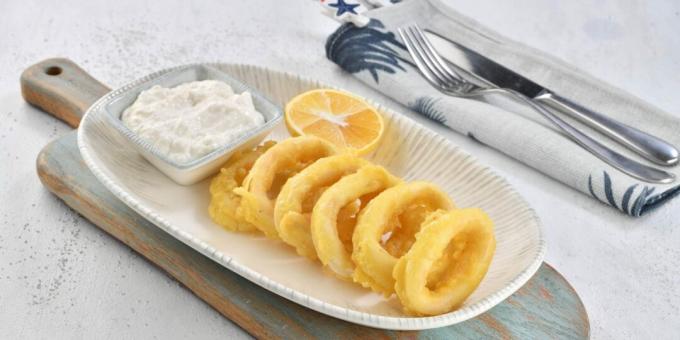 Calamari rings in batter with mayonnaise sauce