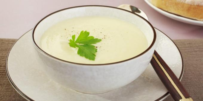 Cream of cauliflower with milk and Parmesan