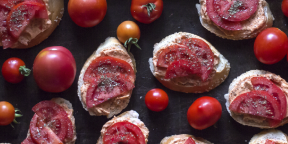 Tomato butter sandwich with onion and marjoram