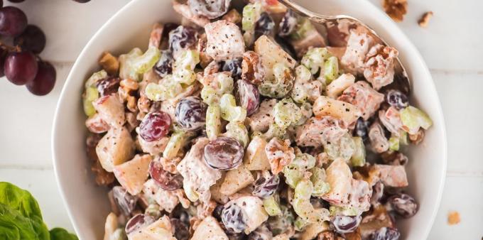 Salad with apple, chicken, celery, grapes and walnuts