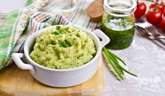 Mashed potatoes with pesto sauce