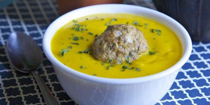 Soup with baked pumpkin and chicken meatballs