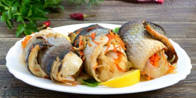 Herring rolls with vegetables